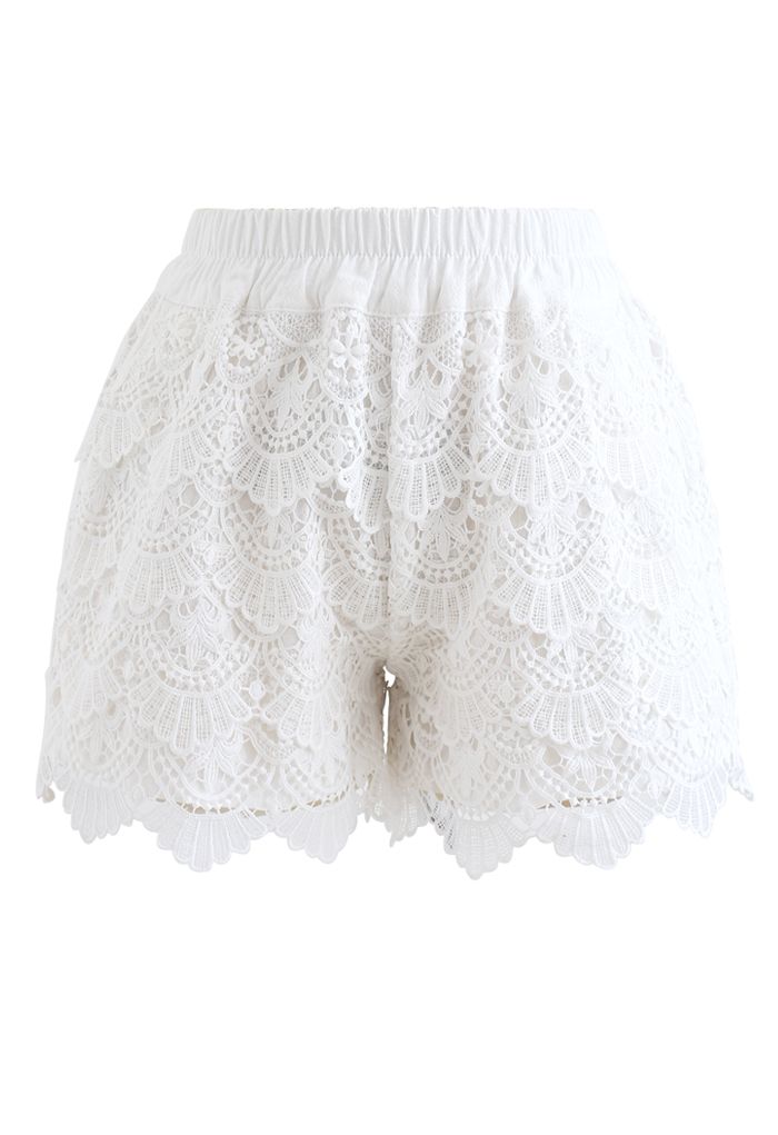 Shorts superpuestos de croché festoneado en blanco