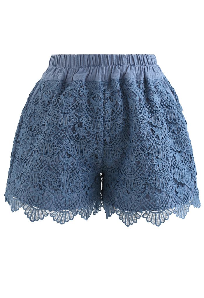 Shorts superpuestos de croché festoneado en azul
