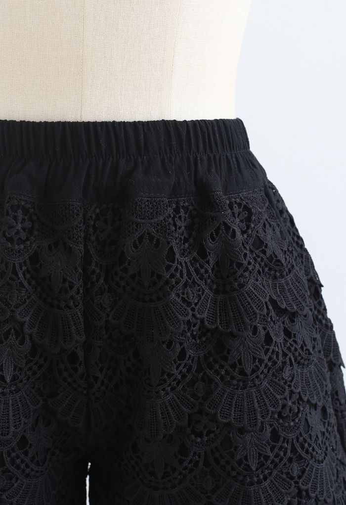 Shorts superpuestos de croché festoneado en negro