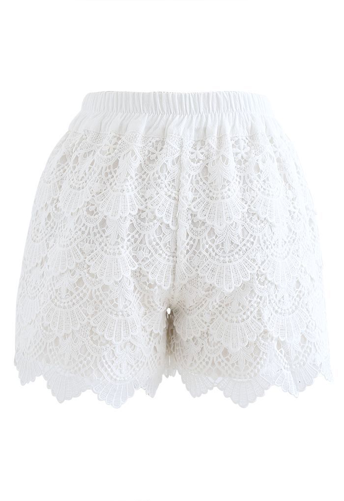 Shorts superpuestos de croché festoneado en blanco