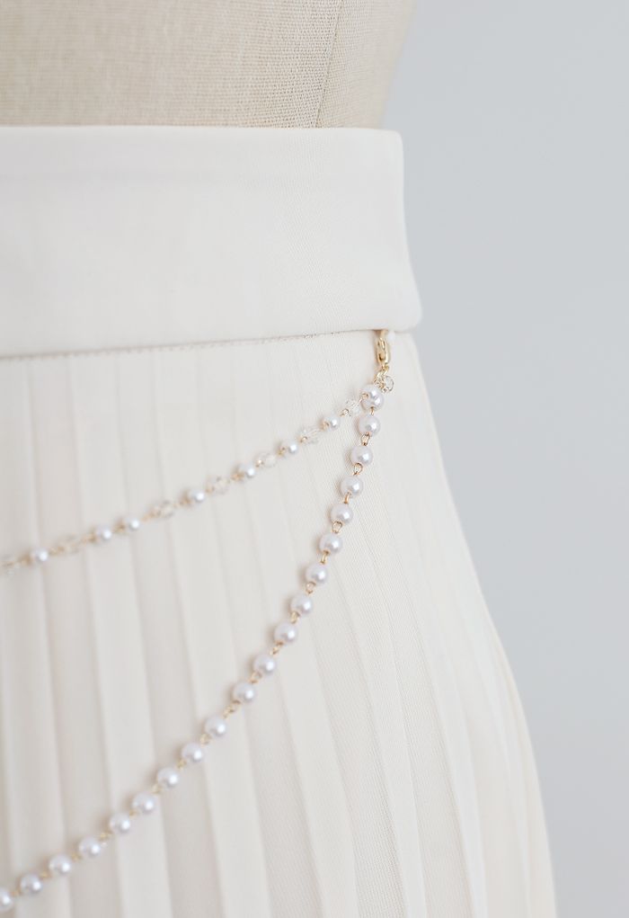 Falda midi plisada con cadena drapeada en color crema
