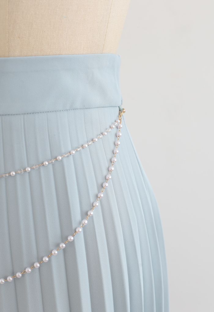 Falda midi plisada con cadena drapeada en azul polvoriento