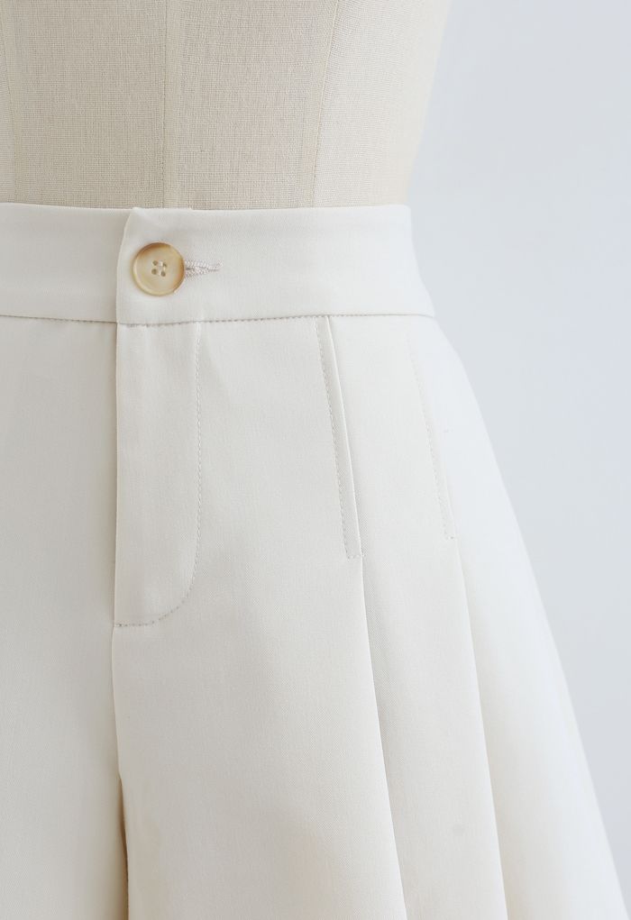 Shorts plisados con bolsillo lateral en crema