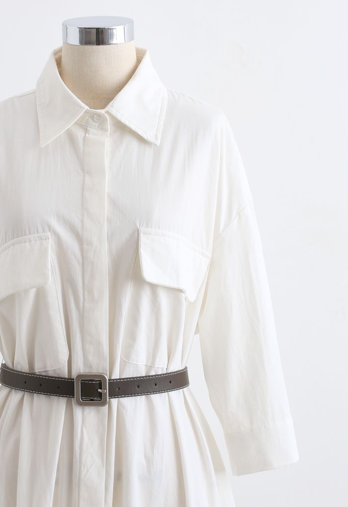 Vestido camisero de algodón con cinturón y botones en blanco