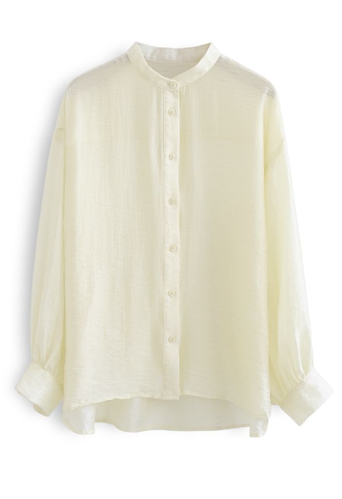 Camisa ligera sin cuello con botones en color crema