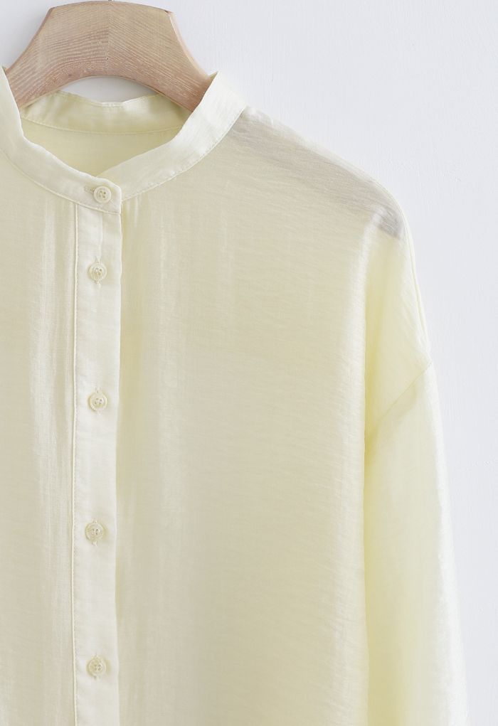Camisa ligera sin cuello con botones en color crema