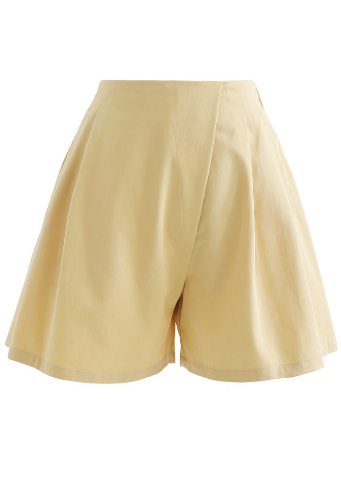 Shorts plisados de tiro alto con bolsillo lateral con cremallera en amarillo