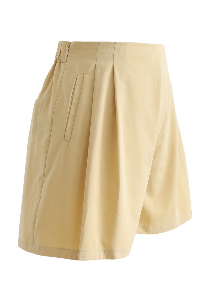 Shorts plisados de tiro alto con bolsillo lateral con cremallera en amarillo