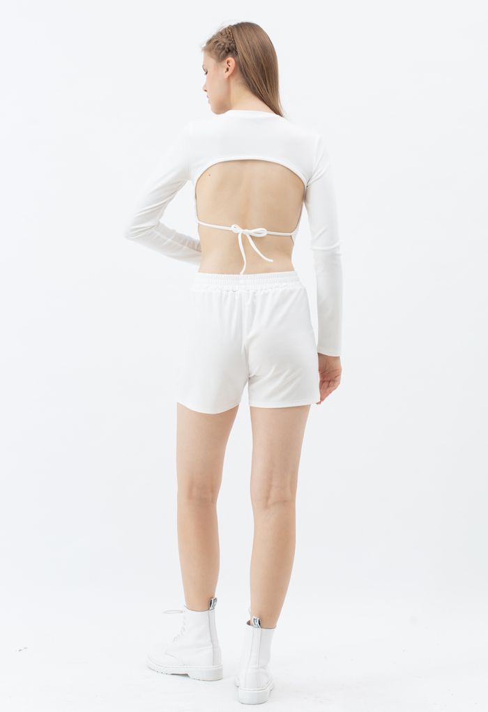 Conjunto de top corto con lazo en la espalda y shorts en blanco