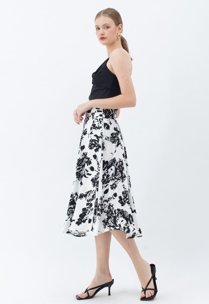Falda midi con estampado floral y boceto con detalle de broche en blanco