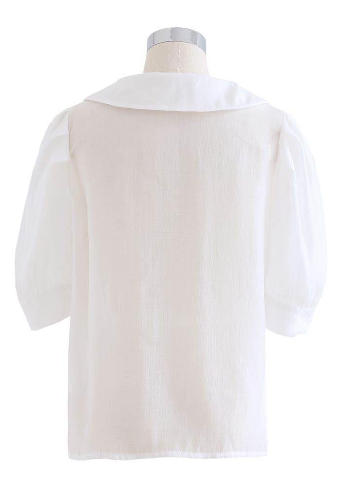 Camisa abotonada con cuello y lazo en blanco