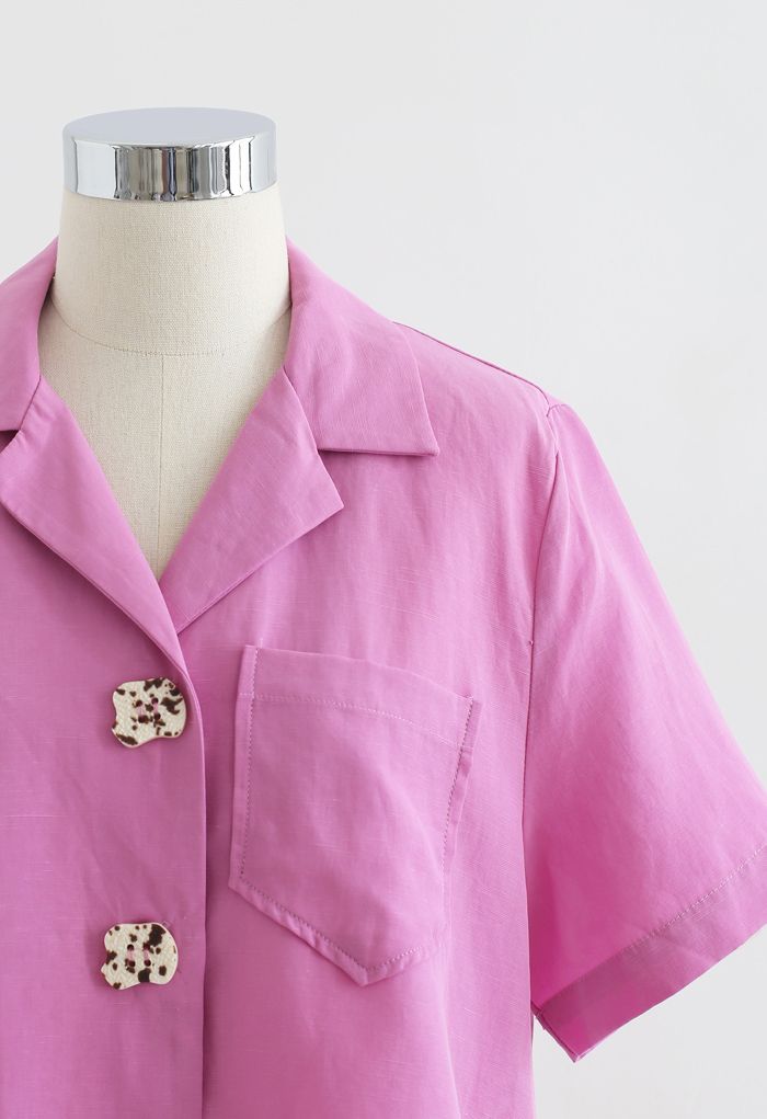 Camisa corta abotonada con bolsillo con solapa de muesca en rosa