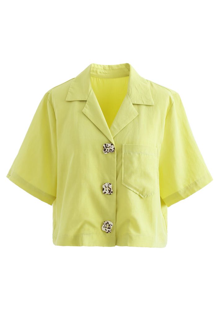 Camisa corta abotonada con bolsillo con solapa de muesca en amarillo
