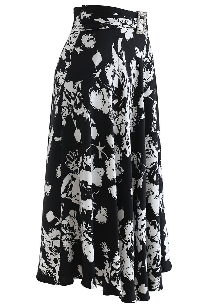 Falda a media pierna con estampado floral y boceto con detalle de broche en negro