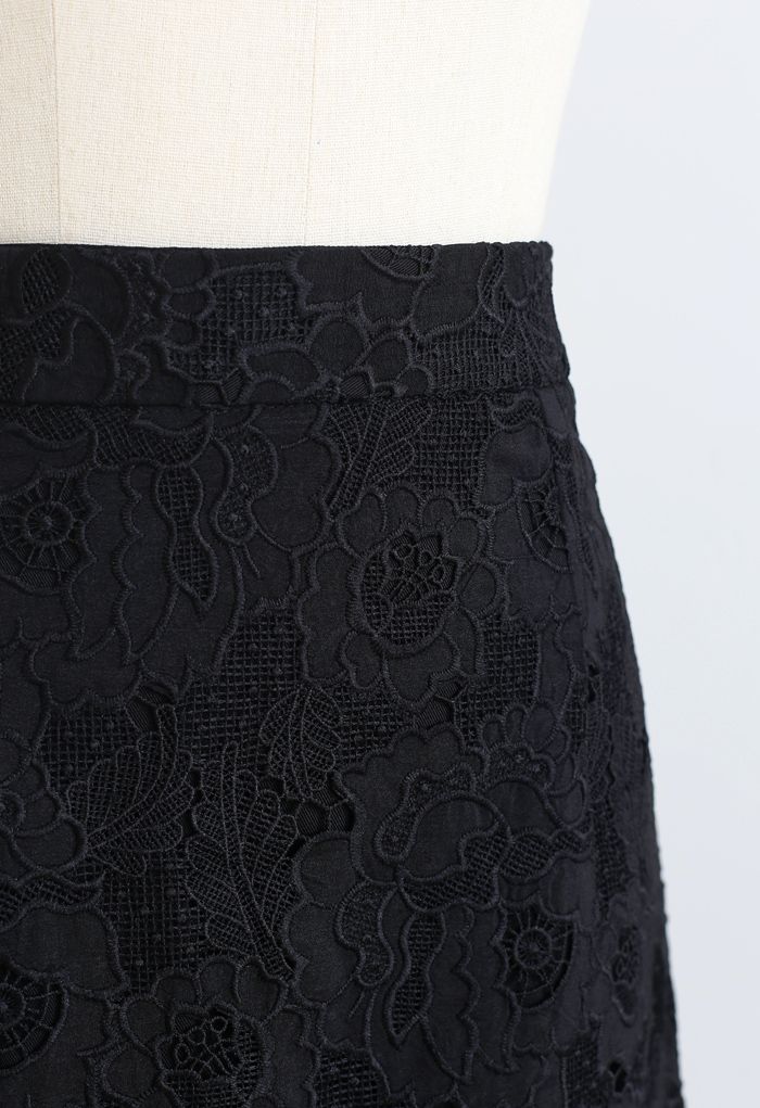 Falda lápiz de croché de Blooming Peony en negro