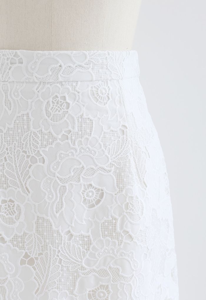 Falda de lápiz de croché de Blooming Peony en blanco