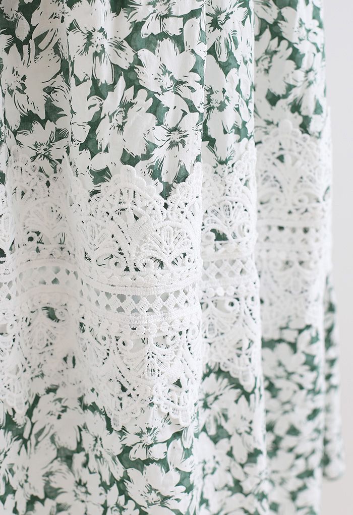 Falda midi floral verde decorada a crochet