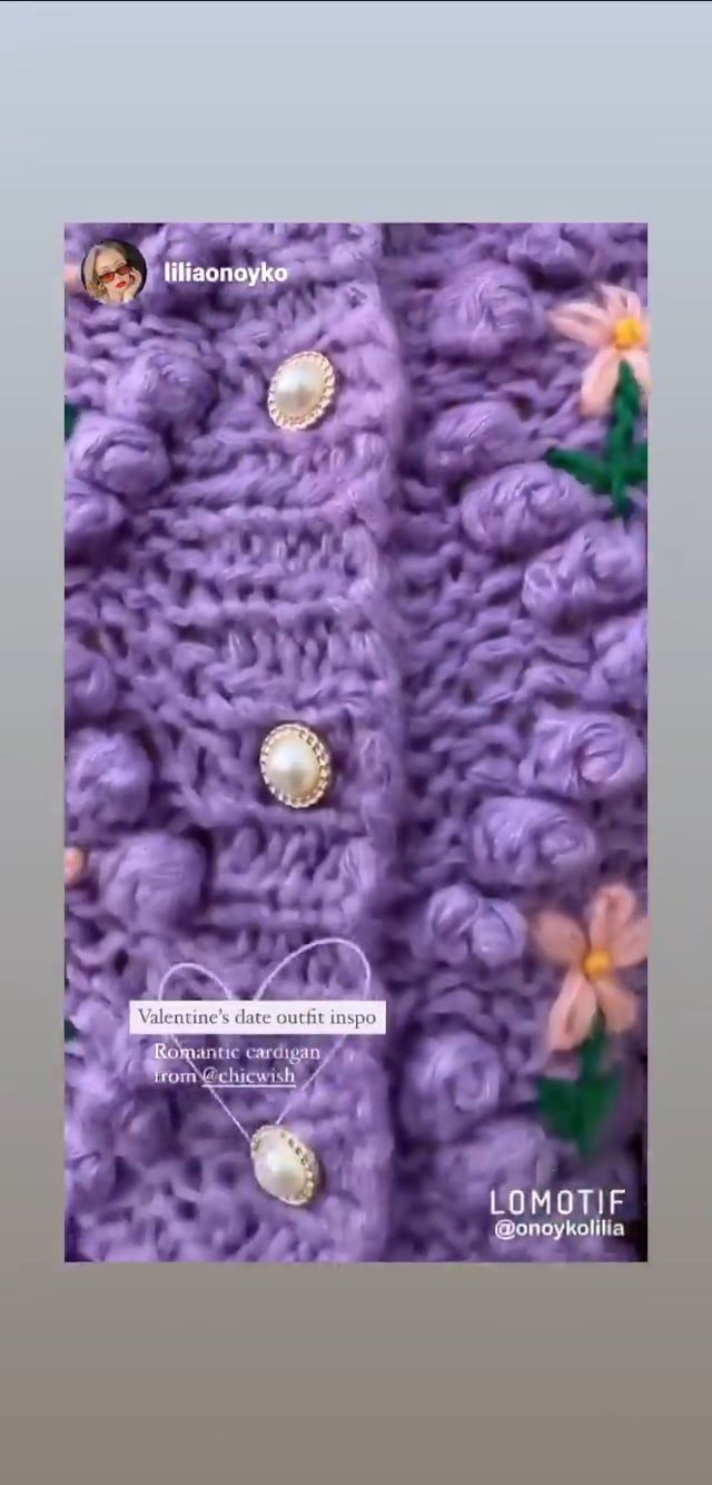 Cárdigan tejido a mano con pompones de diamantes florales de Stitch en morado