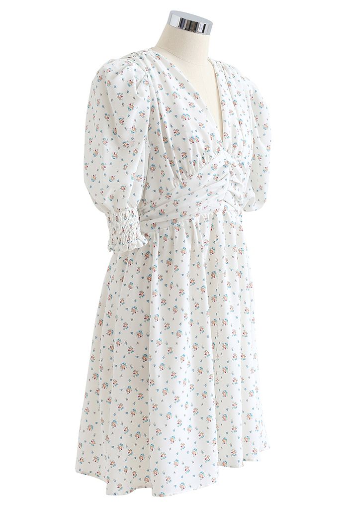 Vestido de manga farol con escote en V floral y hombro alzado en blanco