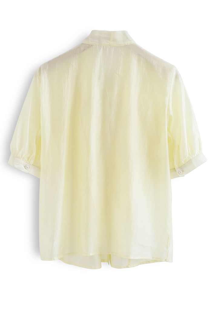 Camisa fluida de manga media con cuello de lazo y volantes en amarillo