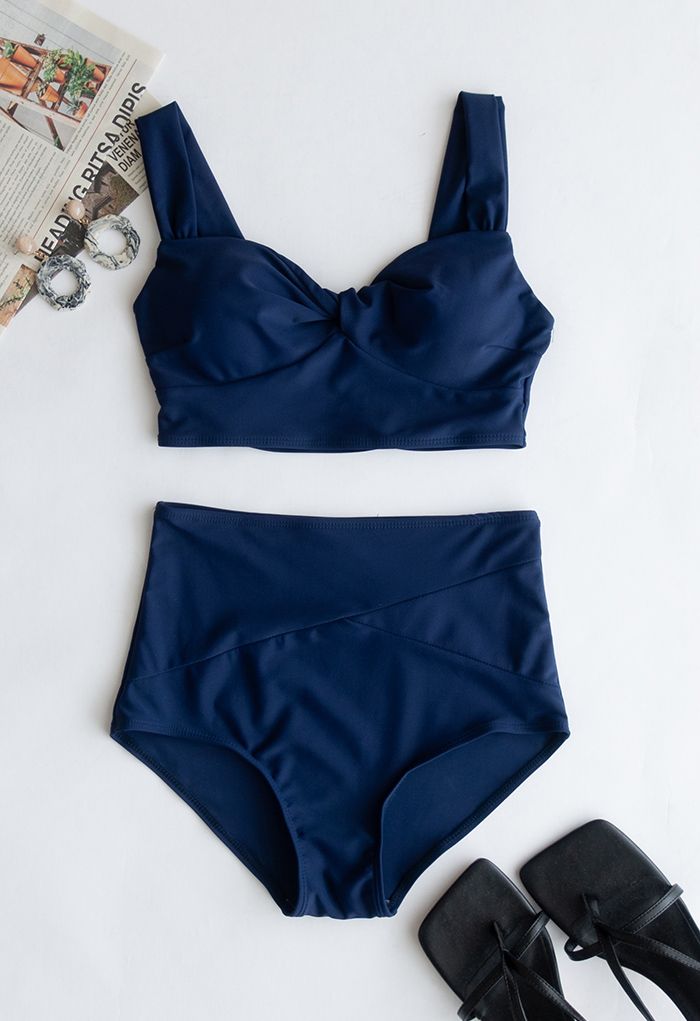 Conjunto de bikini de talle alto con frente retorcido en azul marino