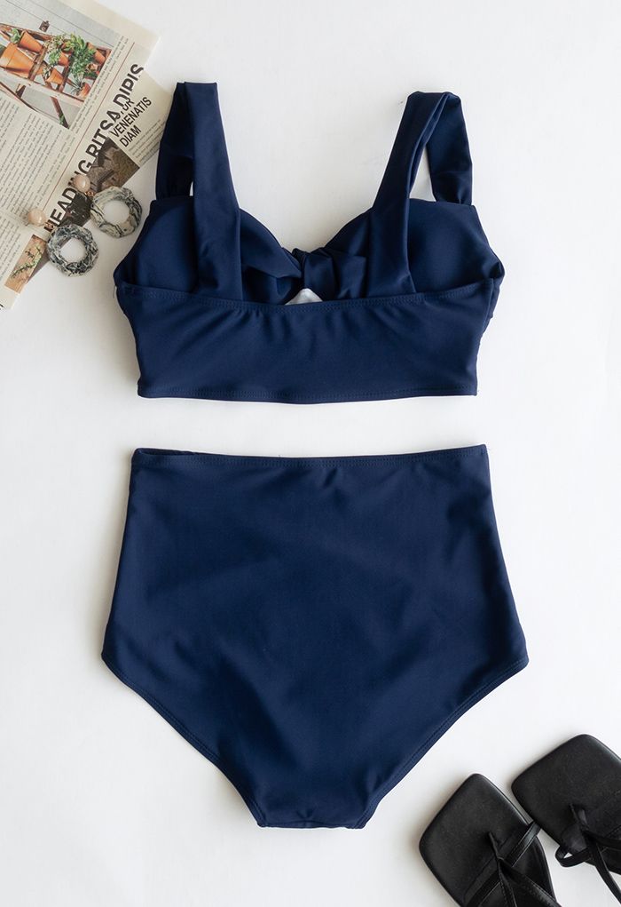 Conjunto de bikini de talle alto con frente retorcido en azul marino