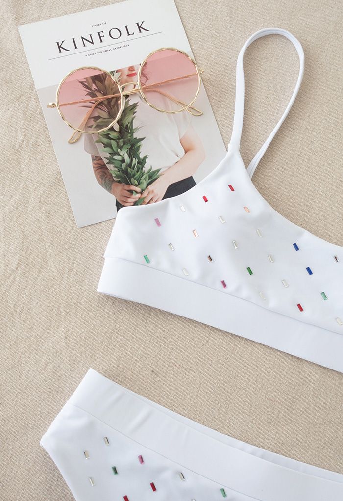 Conjunto de bikini estilo camisola con lentejuelas de colores en blanco