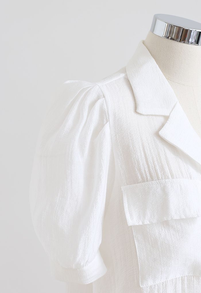 Camisa abotonada con bolsillo con solapa y cuello de muesca en blanco
