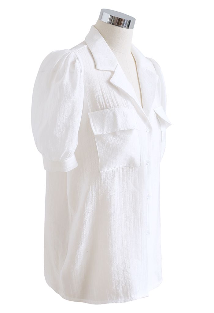 Camisa abotonada con bolsillo con solapa y cuello de muesca en blanco