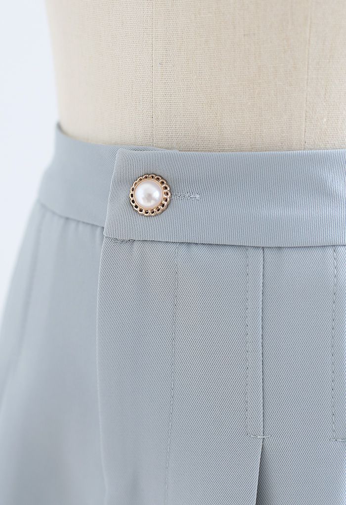 Shorts plisados con bolsillo lateral en azul