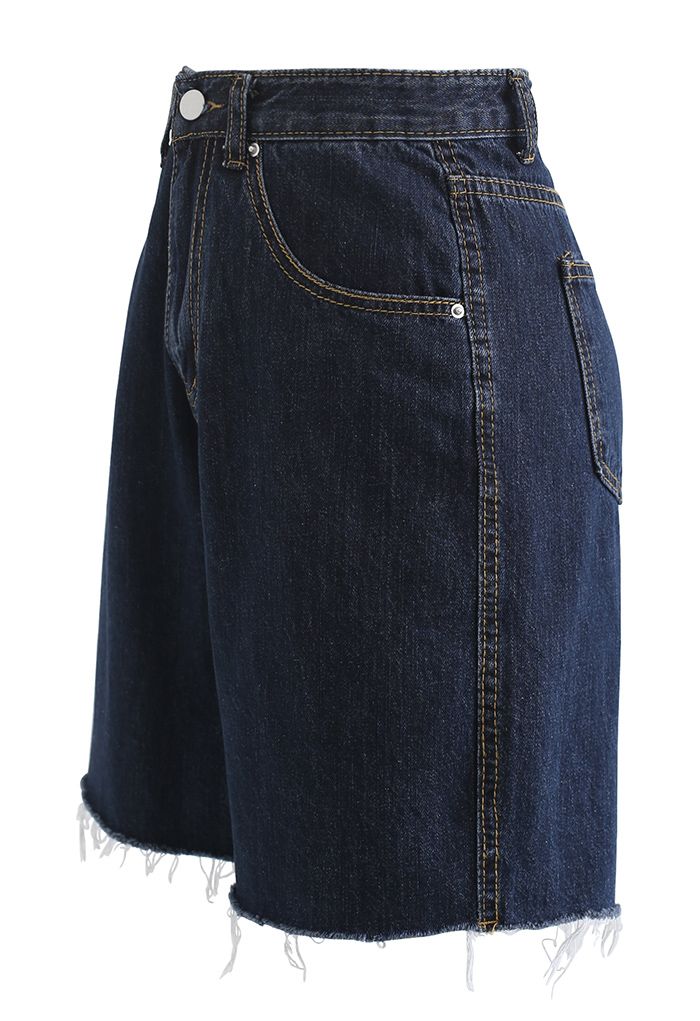 Pantalones cortos de mezclilla relajados con dobladillo sin rematar en azul marino