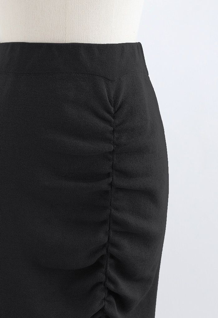 Falda de lápiz de punto con abertura delantera fruncida en negro