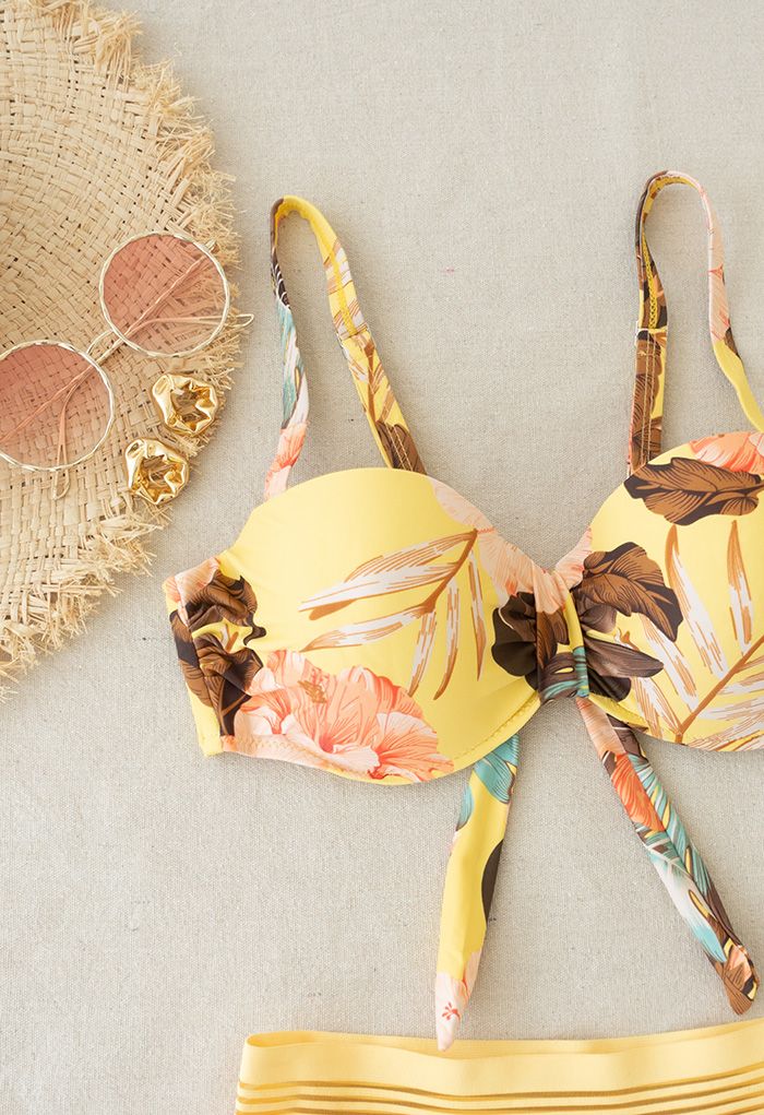 Conjunto de bikini estilo bustier con estampado de hojas tropicales en amarillo