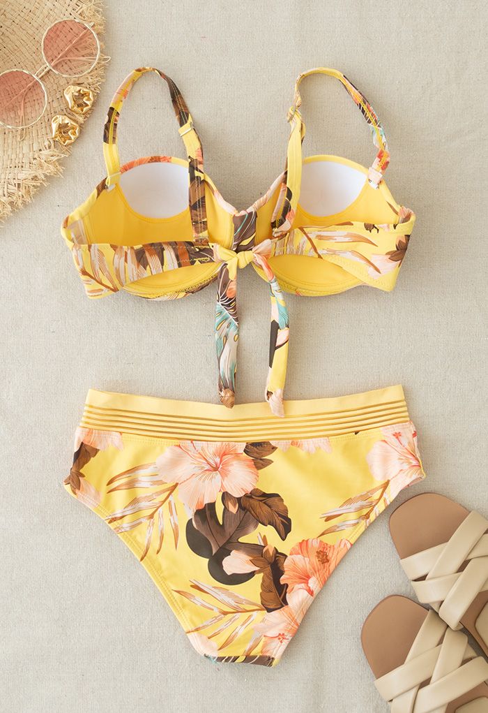 Conjunto de bikini estilo bustier con estampado de hojas tropicales en amarillo