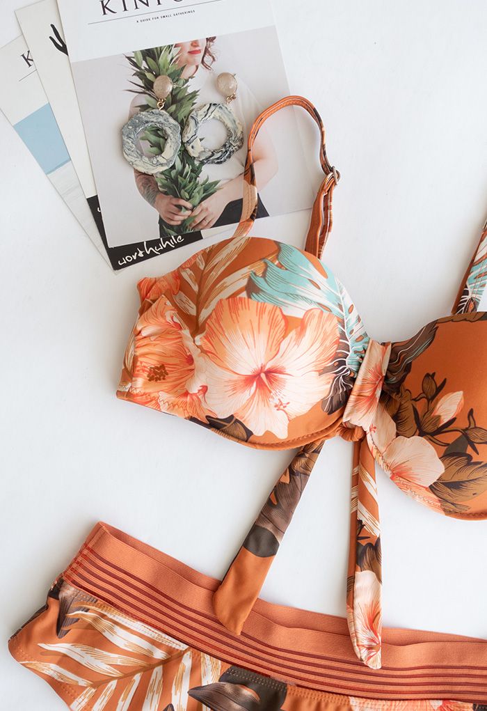 Conjunto de bikini estilo bustier con estampado de hojas tropicales en naranja