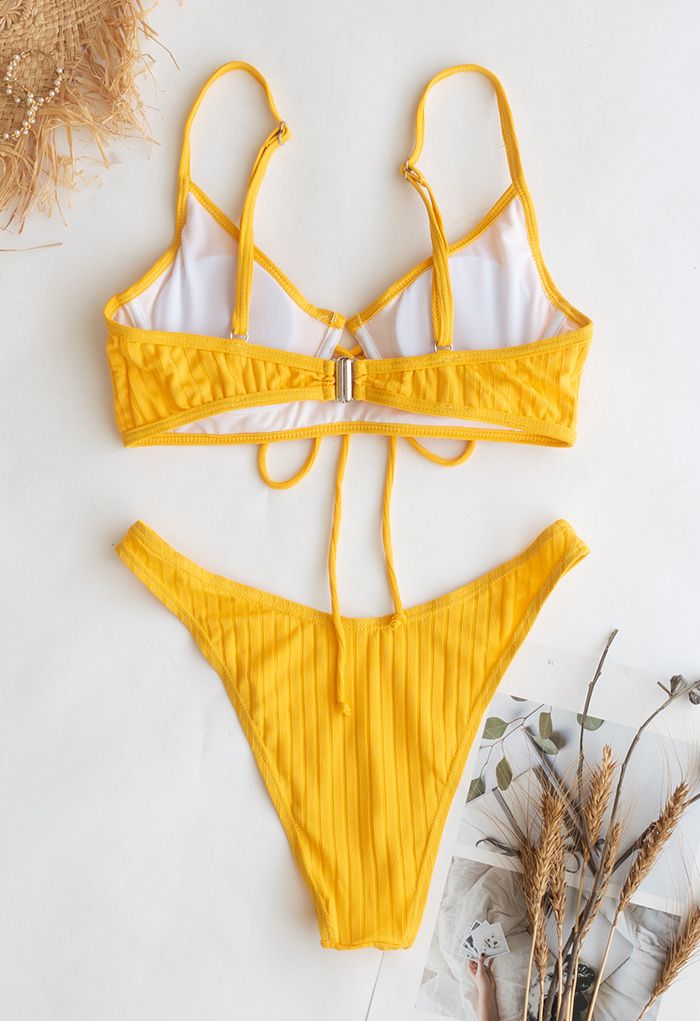 Conjunto de bikini con tiras de tiro bajo en amarillo