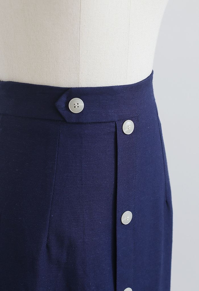 Falda a media pierna adornada con botones y abertura delantera en azul marino