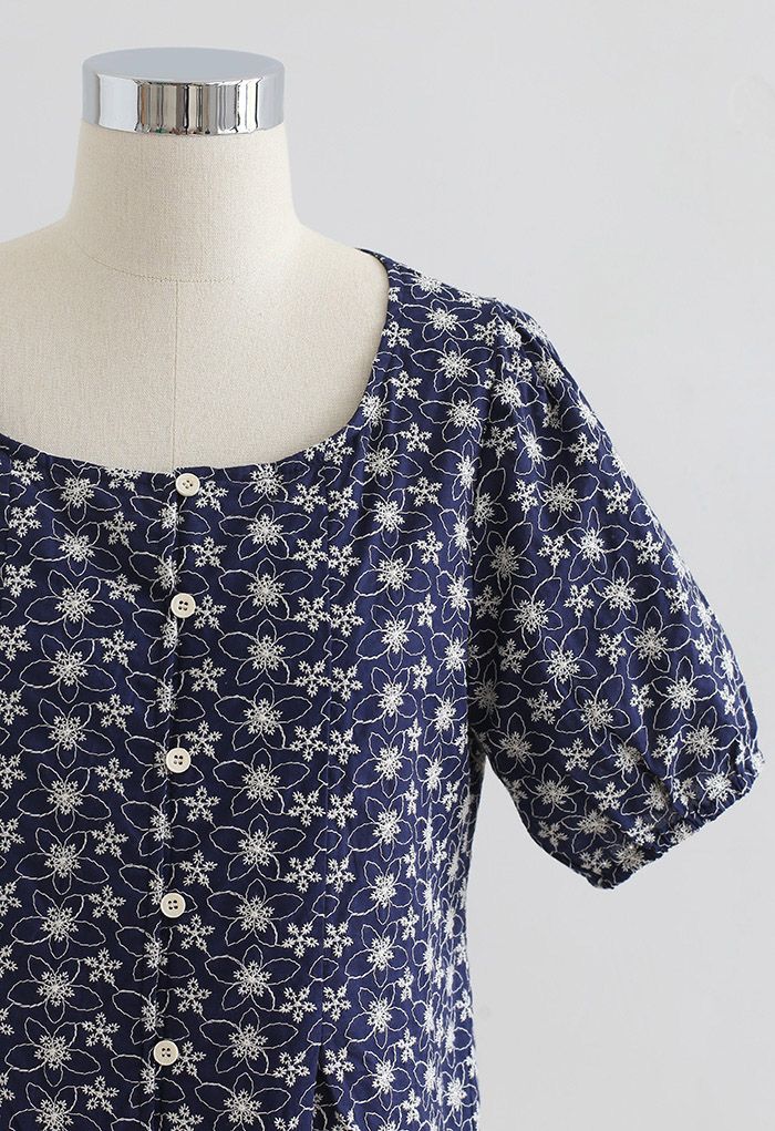 Top de algodón floral bordado con botones en azul marino