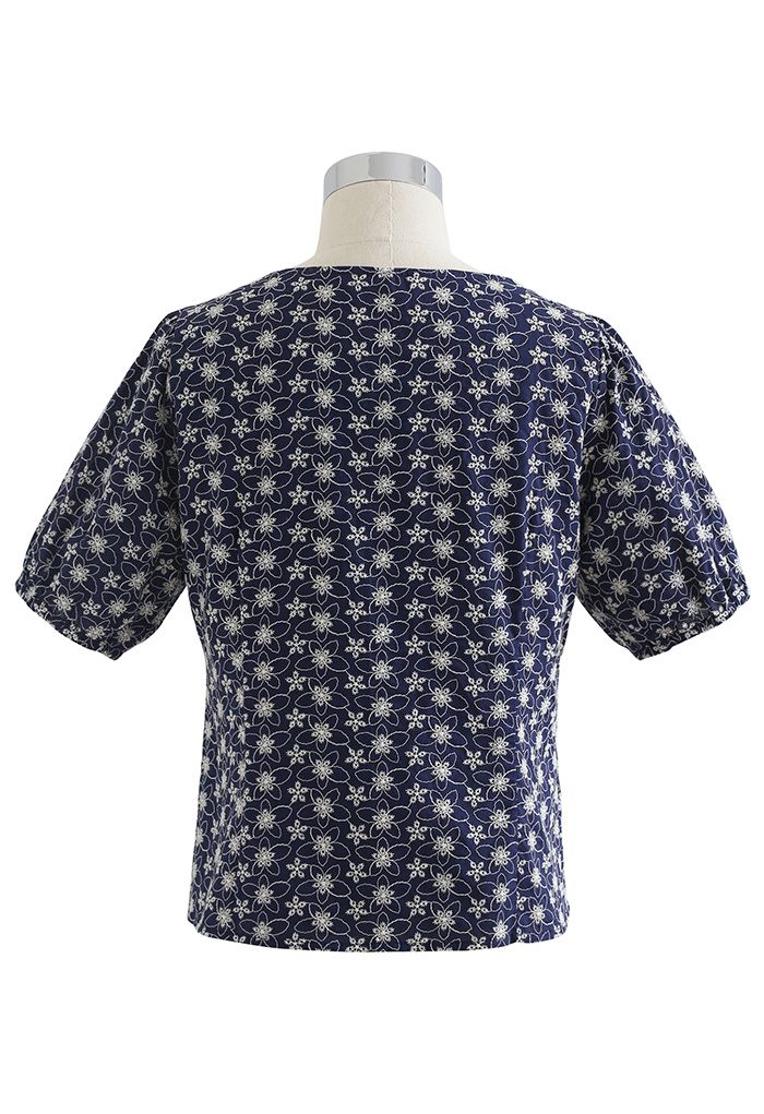 Top de algodón floral bordado con botones en azul marino