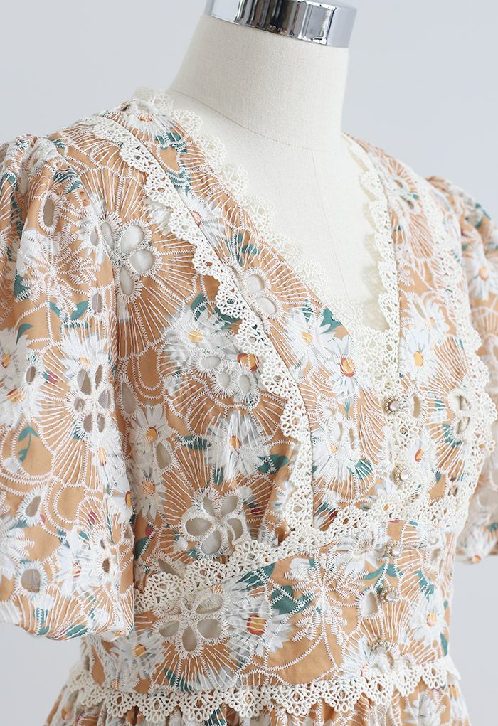 Vestido decorado con botones bordados de flores de albaricoque