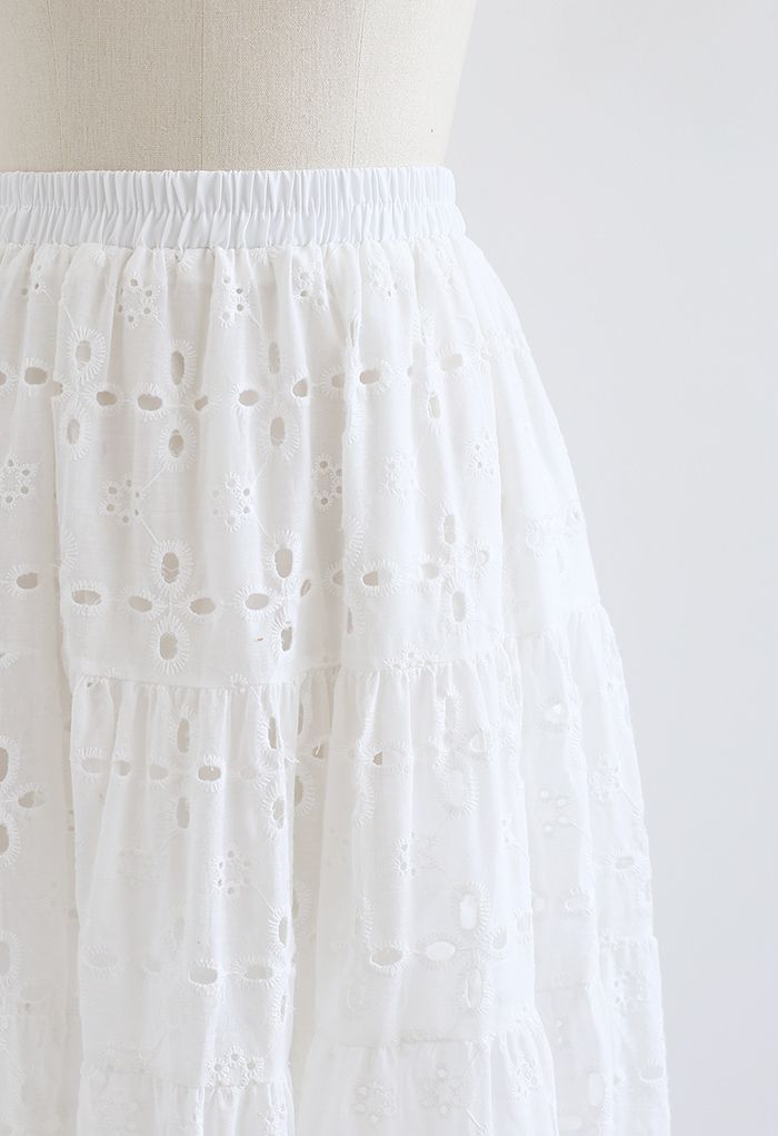 Falda midi de algodón con bordado de pompones en blanco