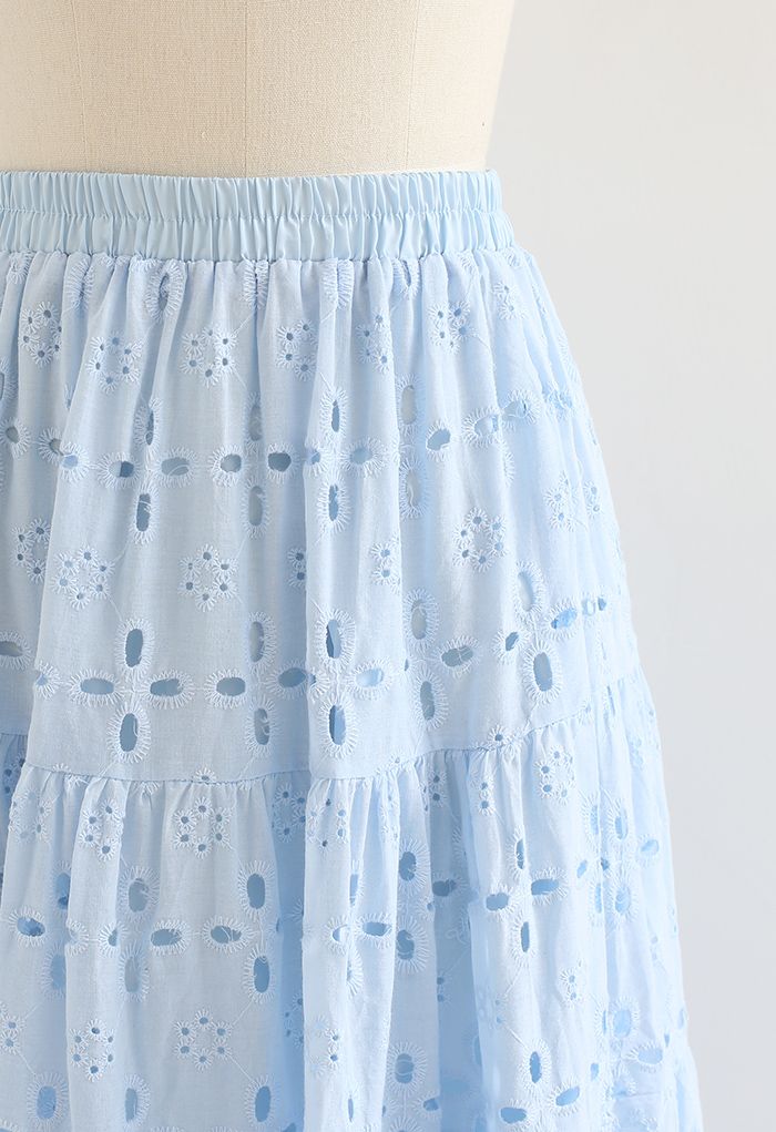 Falda midi de algodón bordada con pompones en azul cielo