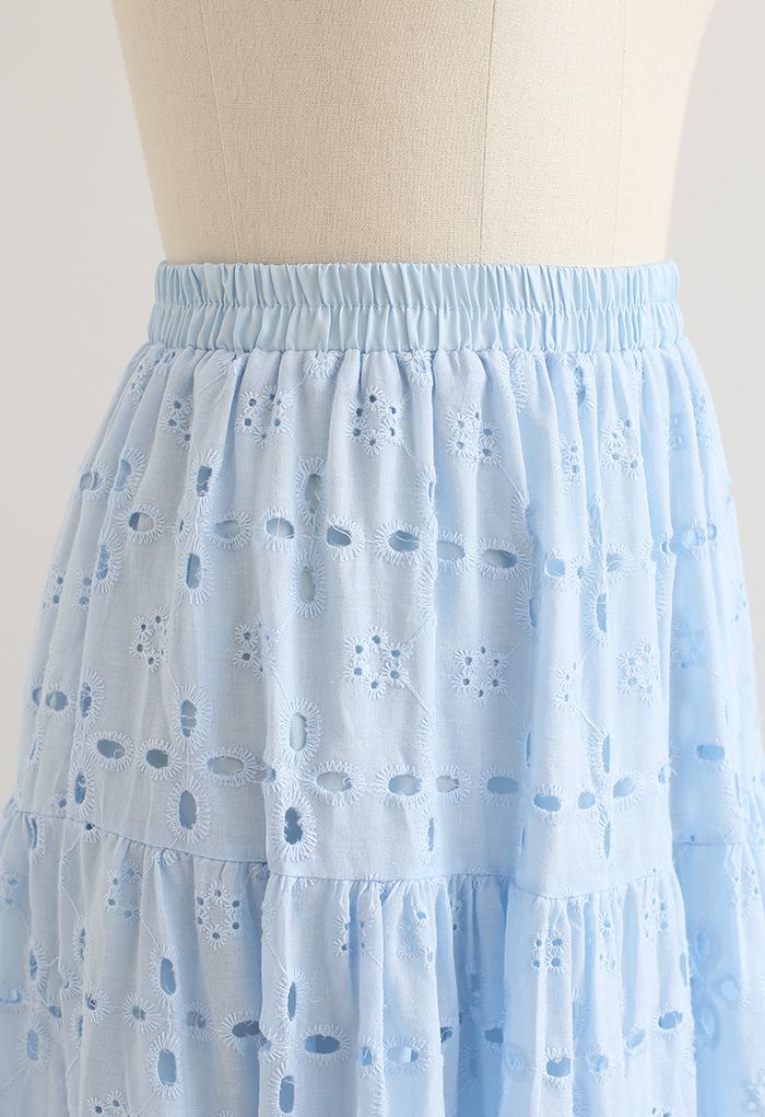 Falda midi de algodón bordada con pompones en azul cielo