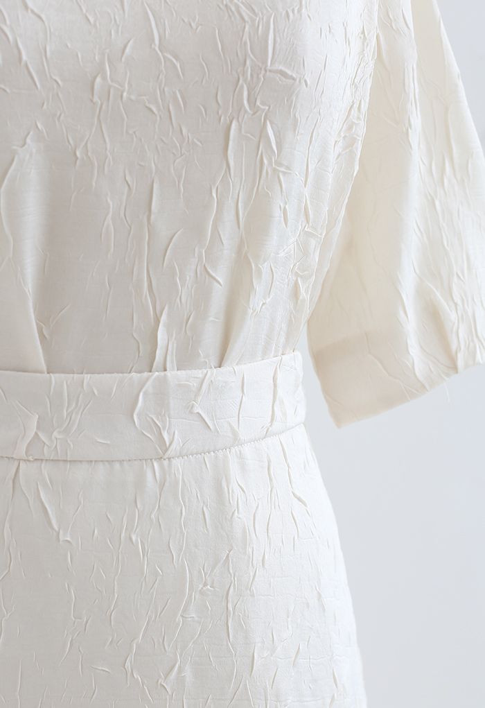 Conjunto de top de manga corta con pliegues y falda de vuelo en color crema