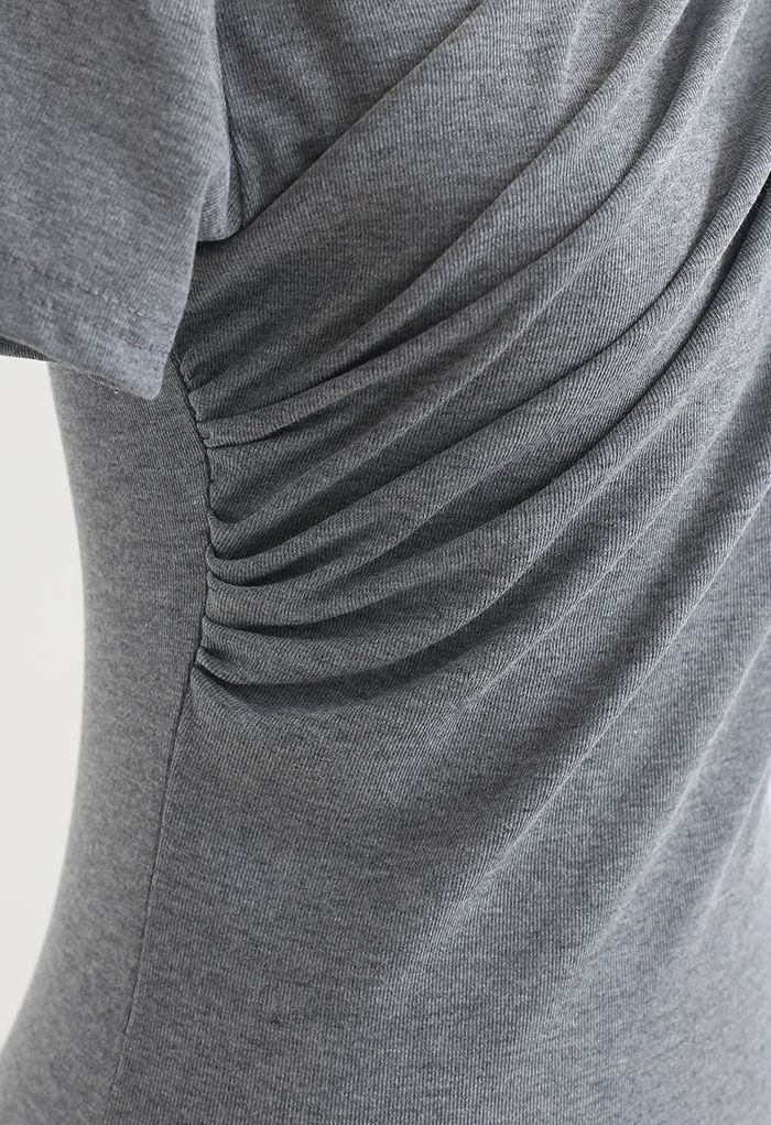 Camiseta con frente fruncido en gris