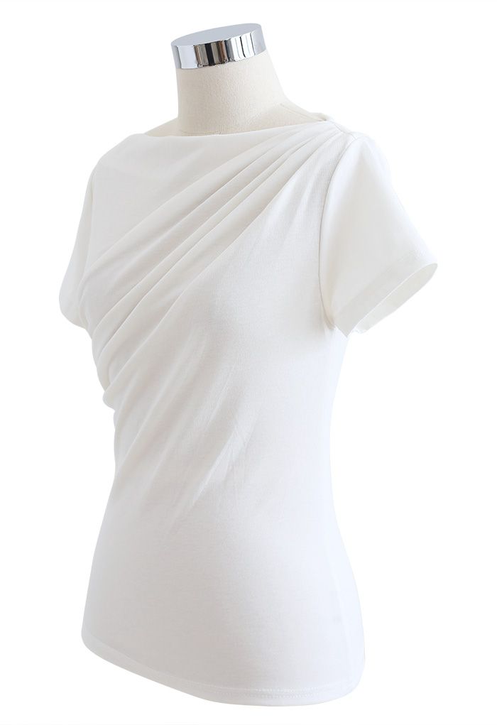 Camiseta con frente fruncido en blanco