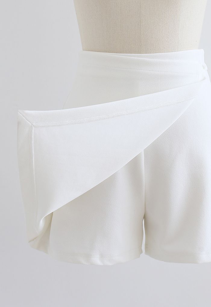 Minifalda falda asimétrica con solapa en blanco