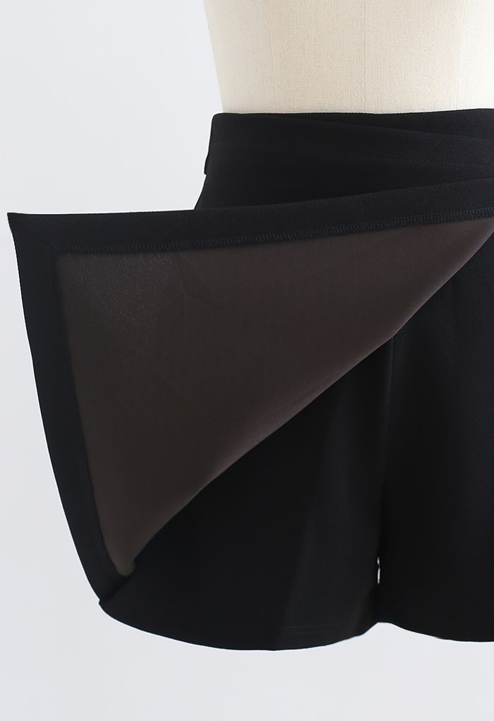 Minifalda falda asimétrica con solapa en negro