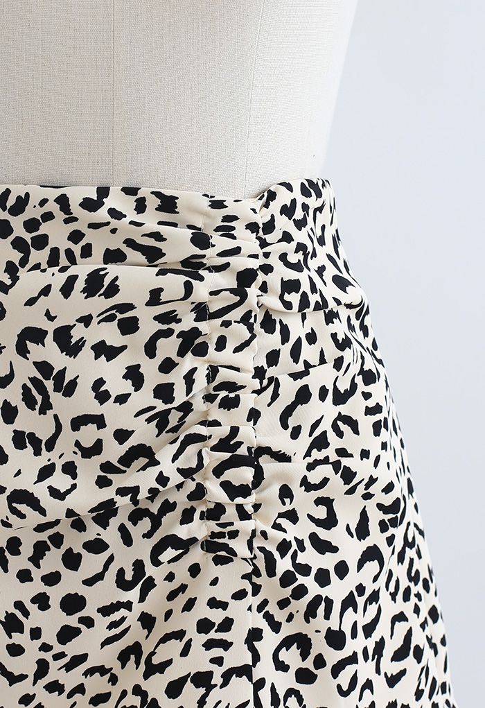 Minifalda con frunces en el bajo con volantes de leopardo en color crema