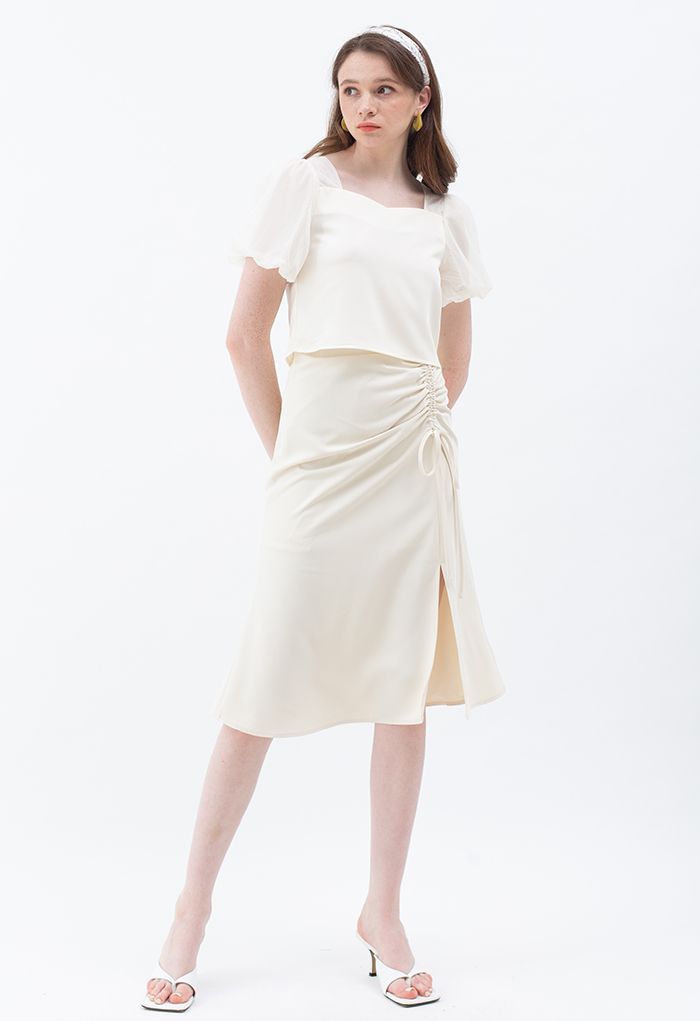 Falda midi fruncida con cordón y abertura frontal en color crema